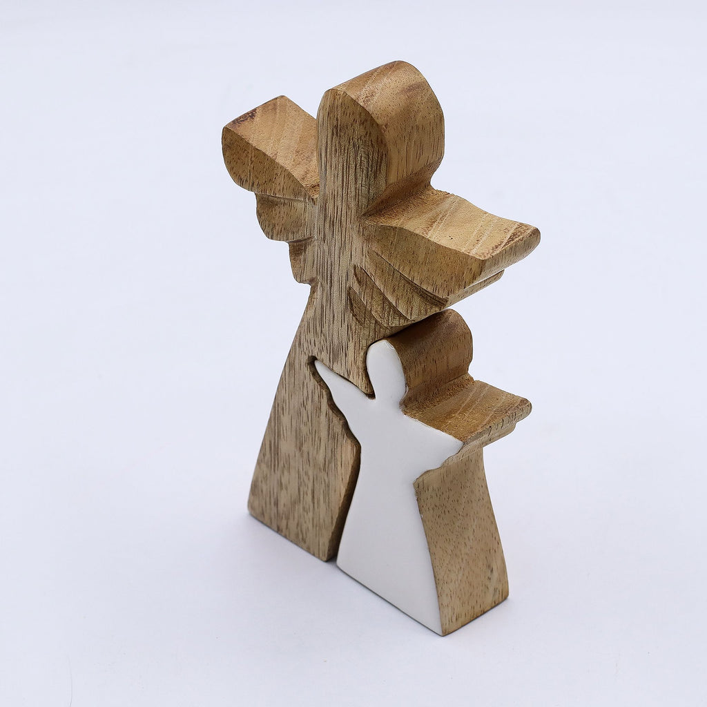 * Ange abritant un petit ange en bois de manguier – Émail blanc