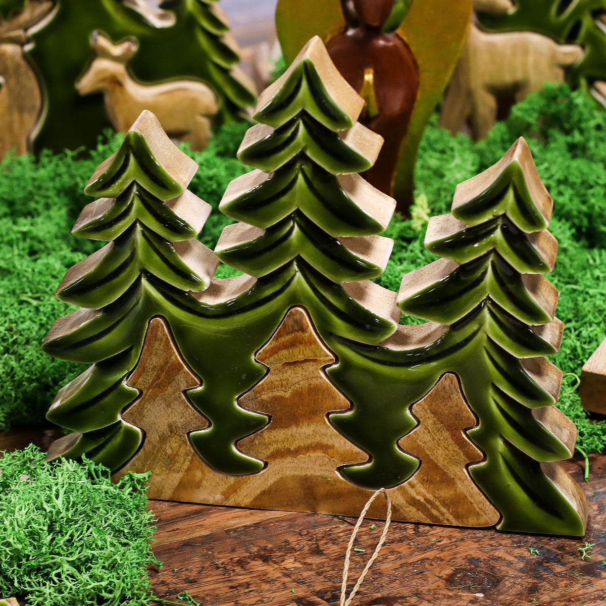 * Perdu dans la forêt – Décoration en bois 3D à trois sapins – 20 × 23 cm