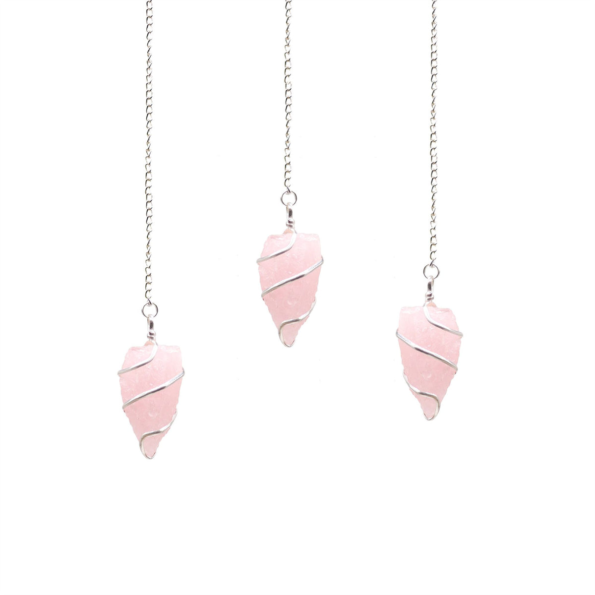 Pendule en quartz rose brut avec spirale argentée