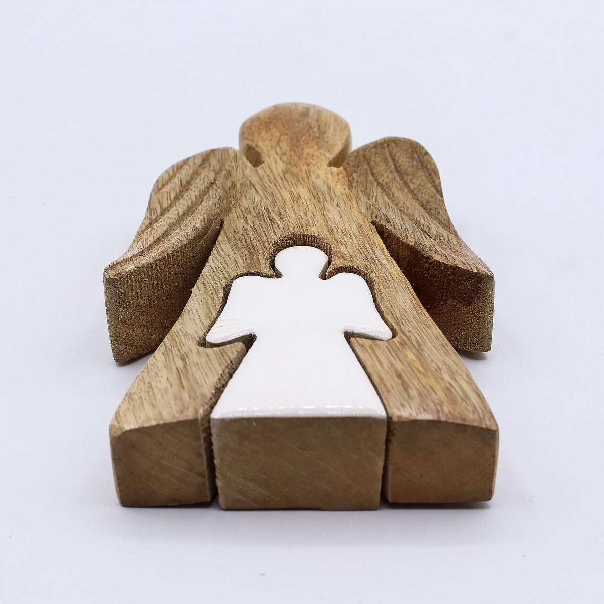 * Ange enlaçant un petit ange en bois de manguier – Émail blanc