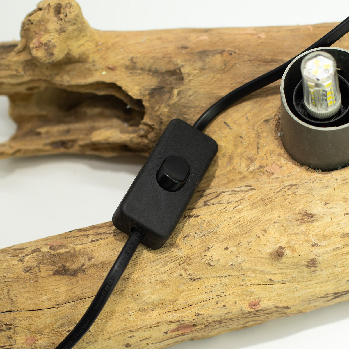 * Lampe DriftGlow – Abat-jour lune gris craquelé et pied en bois flotté