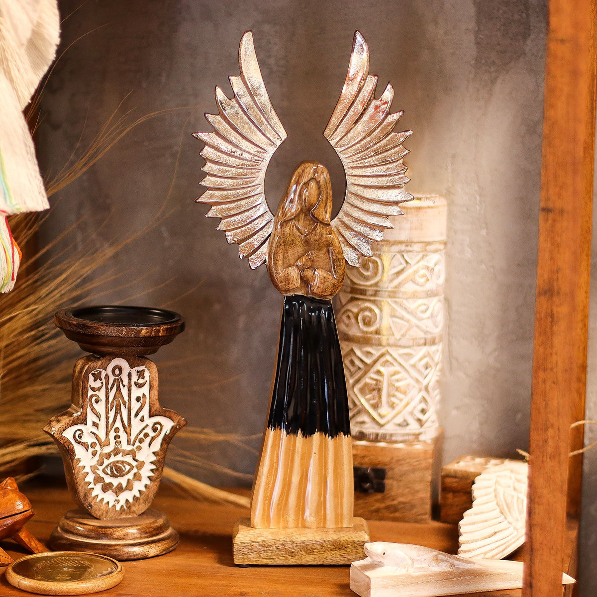 * Grand ange gardien en bois de manguier 40 cm – Ailes en métal et émail noir