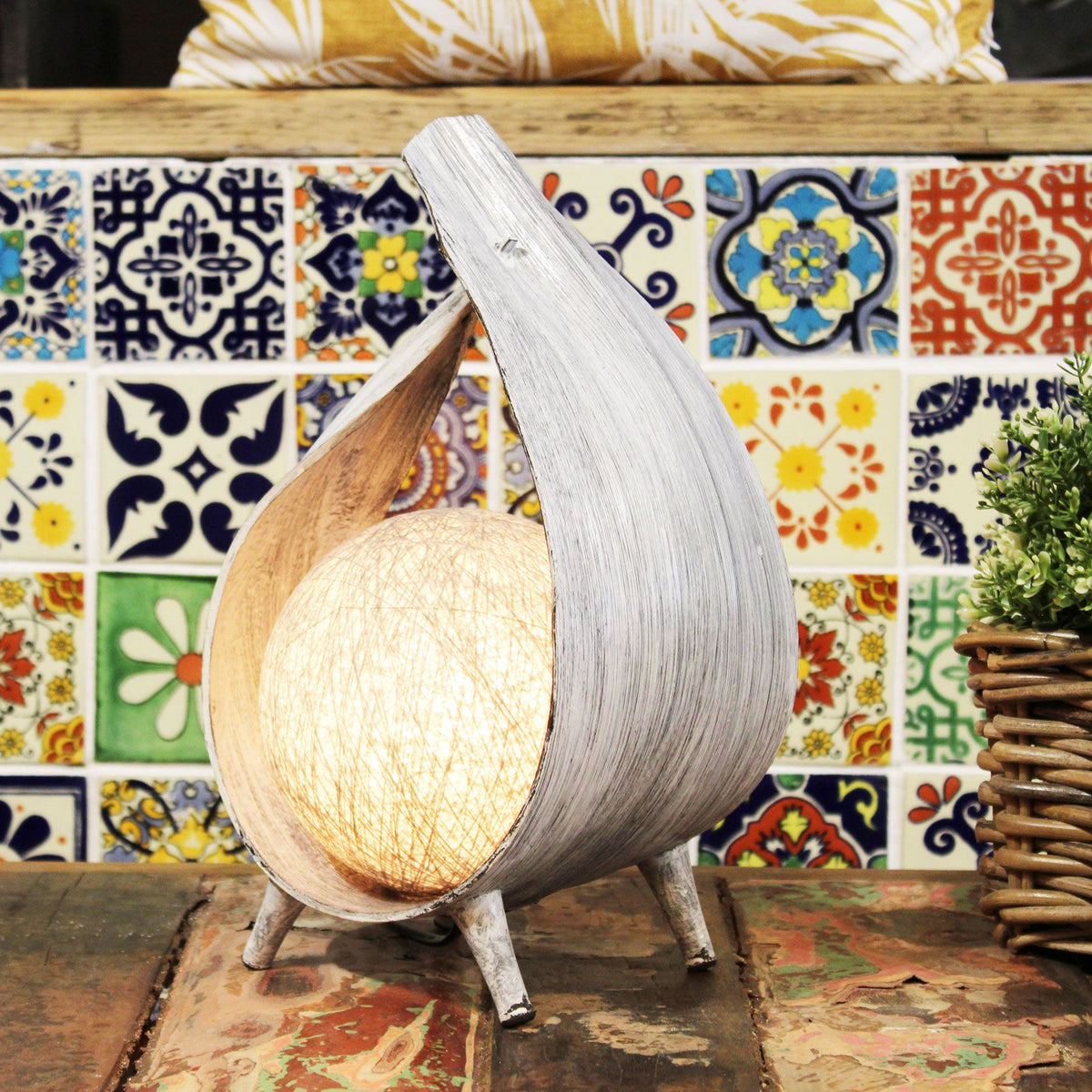 * Lampe naturelle en feuille de cocotier, forme enveloppante gris patiné
