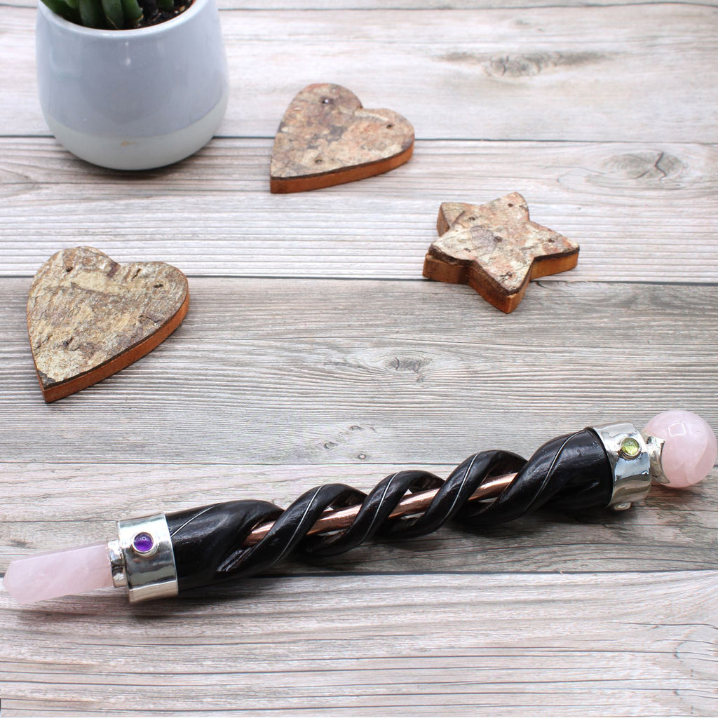 Baguette en quartz rose à spirale sculptée et tube de cuivre