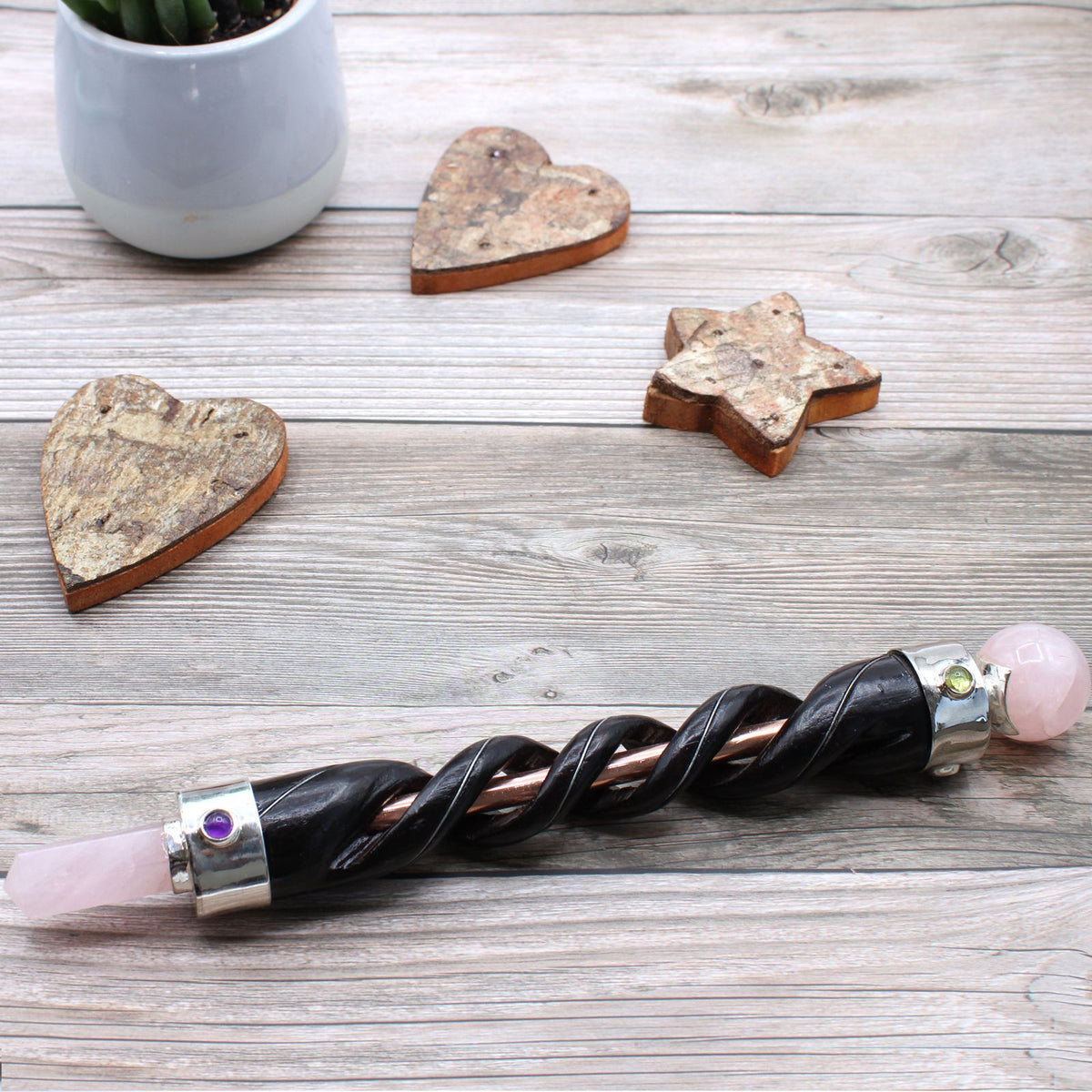 Baguette en quartz rose à spirale sculptée et tube de cuivre
