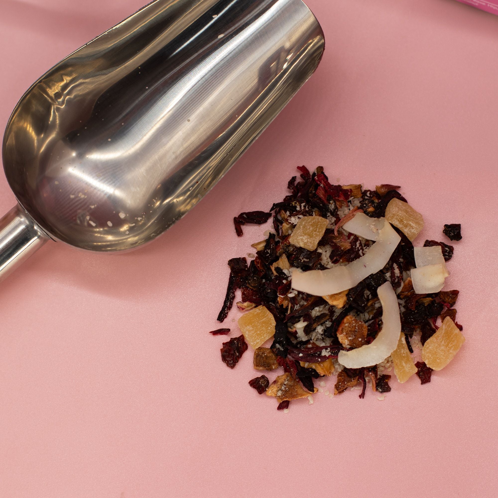 Îles Cachées 50g – Infusion Ananas Noix de Coco Hibiscus | Boîte Métallique Tropicale