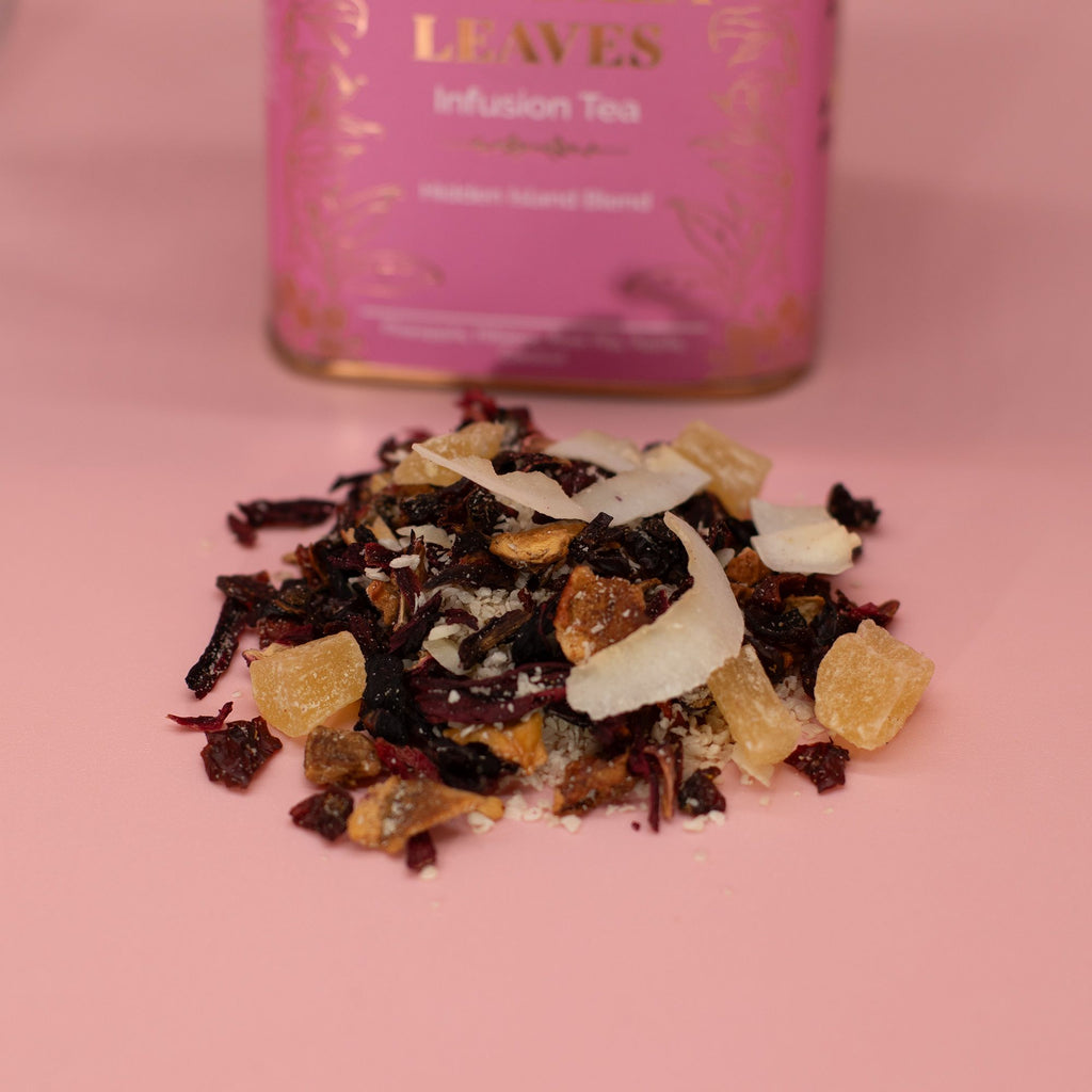 Thé Îles Cachées 50g – Infusion Ananas Noix de Coco Hibiscus | Boîte Métallique Tropicale