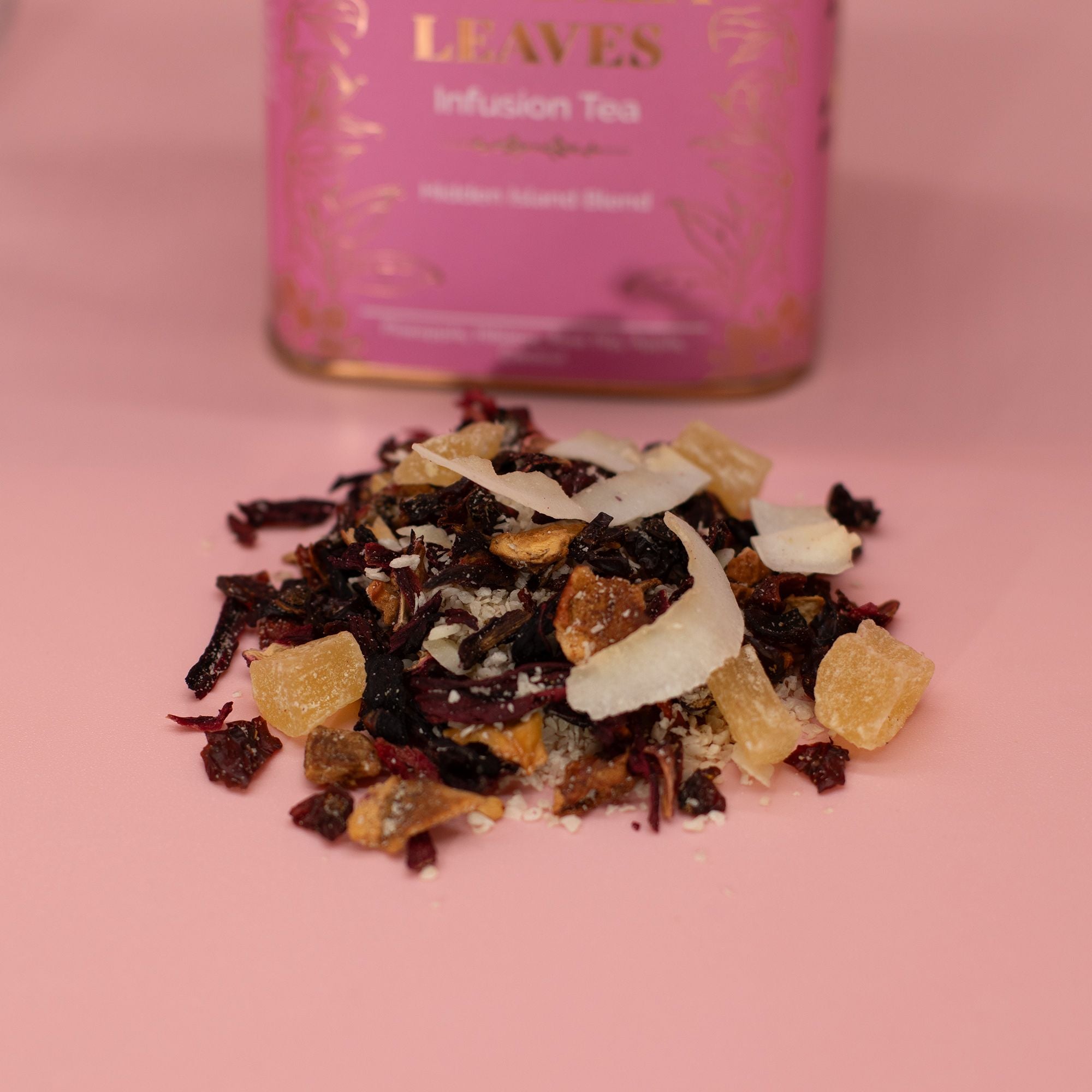 Îles Cachées 50g – Infusion Ananas Noix de Coco Hibiscus | Boîte Métallique Tropicale