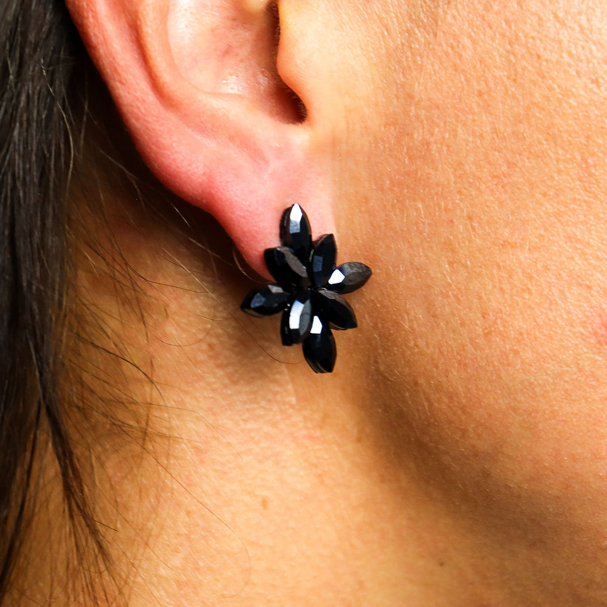 * Boucles d’oreilles fleurs en verre vintage – Noir de jais