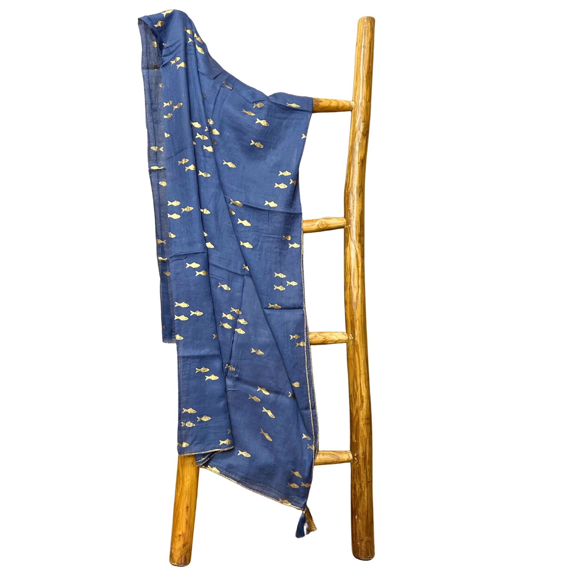 Paréo Femme Bleu Mer & Poisson Doré Peint à la Main – Collection Nomad Sari Méditerranée