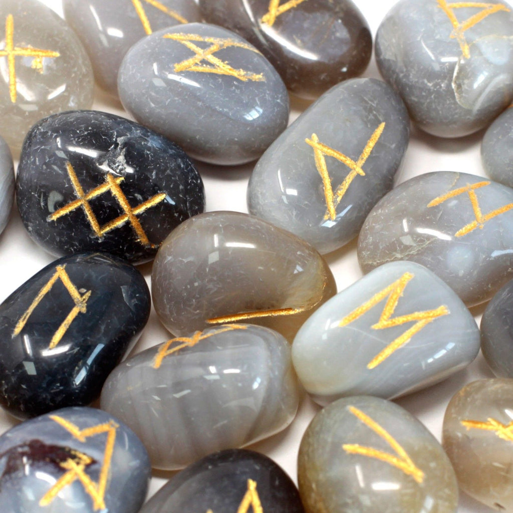 Set de Pierres Runiques en Pochette – Agate Grise