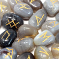 Set de Pierres Runiques en Pochette – Agate Grise