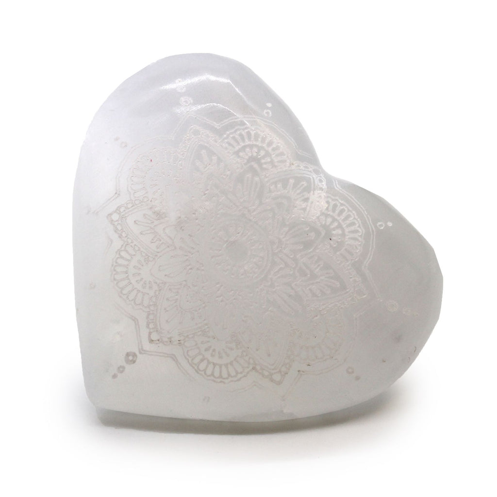 Cœur en sélénite gravé d’un mandala – 7 à 8 cm