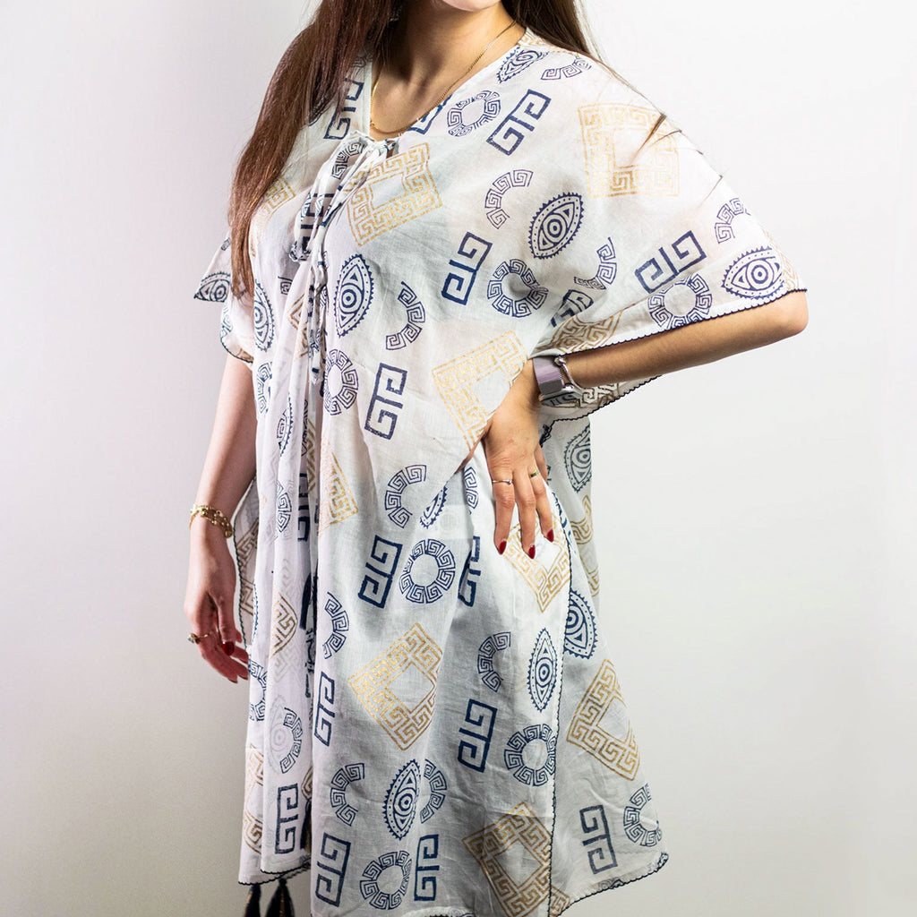 Kaftan Femme Motifs Grecs Or & Bleu Peint à la Main – Collection Nomad Sari Méditerranée