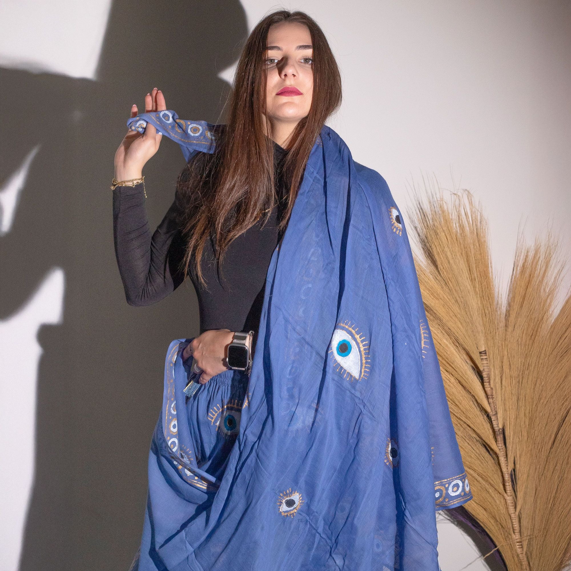 Paréo Femme Bleu Mer & Poisson Doré Peint à la Main – Collection Nomad Sari Méditerranée