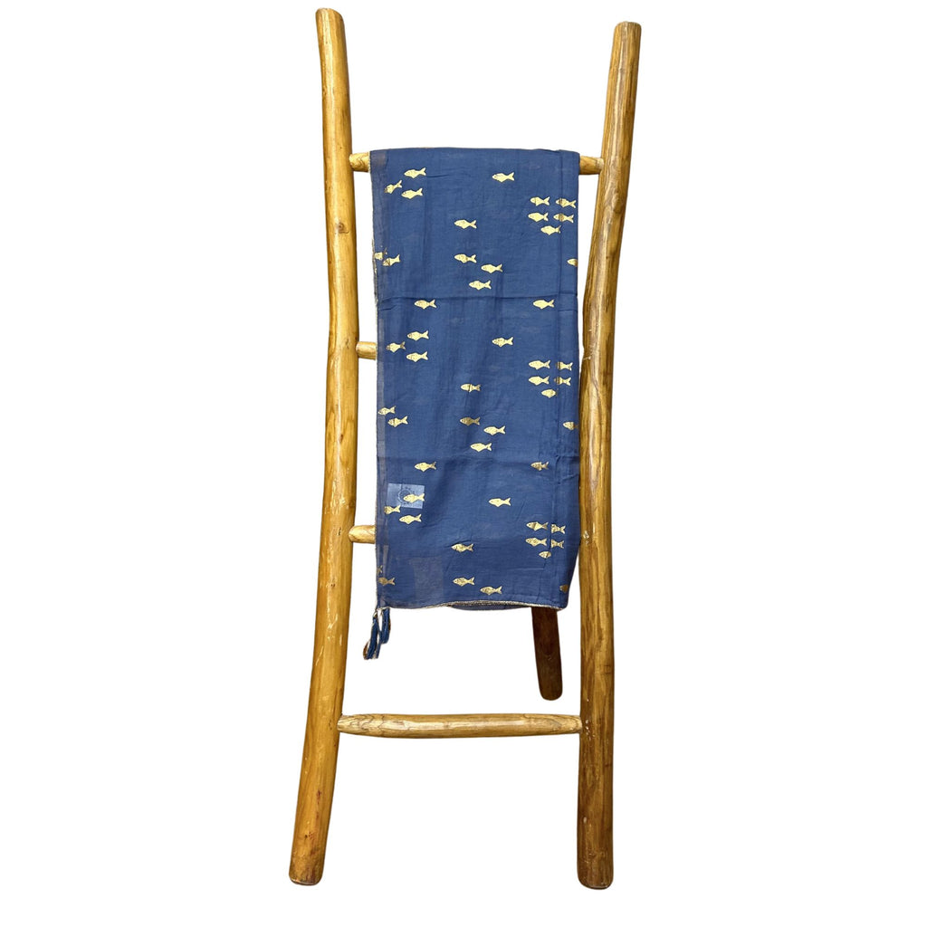 Paréo Femme Bleu Mer & Poisson Doré Peint à la Main – Collection Nomad Sari Méditerranée
