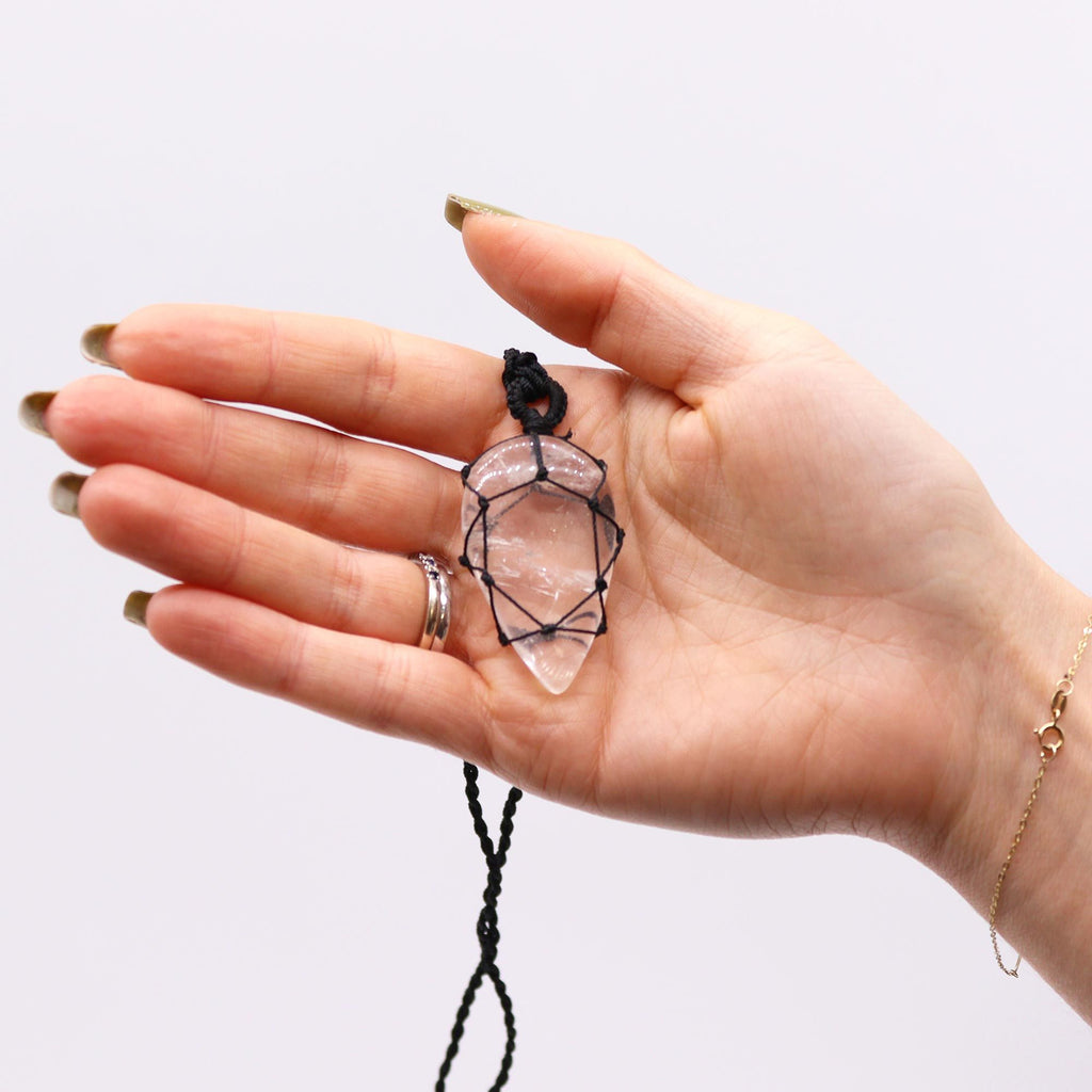 Pendentif goutte en cristal de roche avec cordon noué