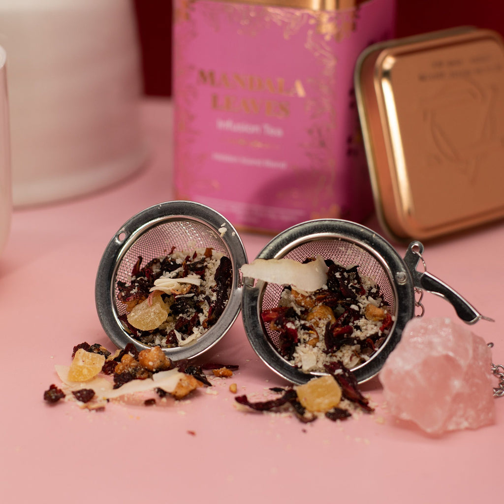 Thé Îles Cachées 50g – Infusion Ananas Noix de Coco Hibiscus | Boîte Métallique Tropicale