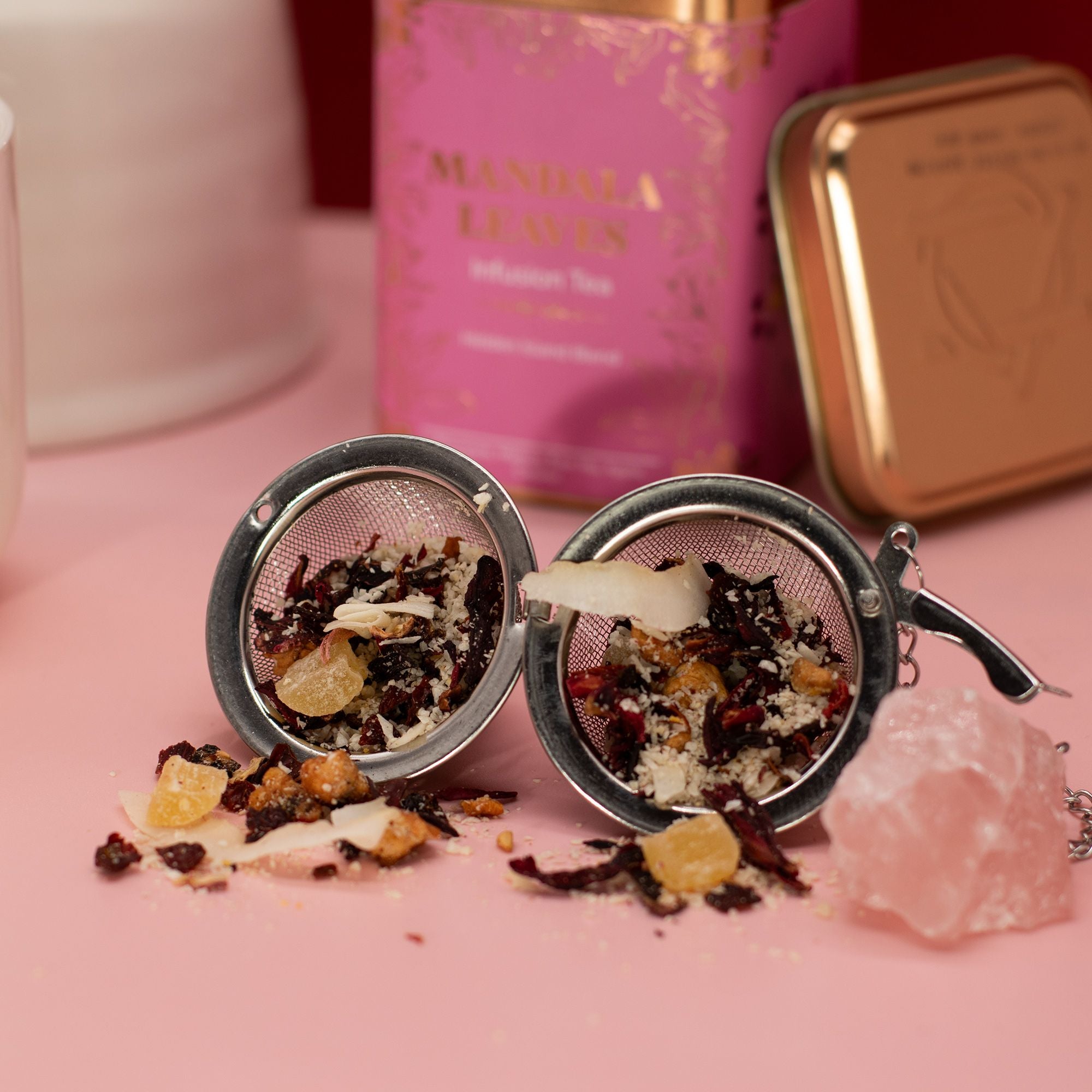 Thé Îles Cachées 50g – Infusion Ananas Noix de Coco Hibiscus | Boîte Métallique Tropicale