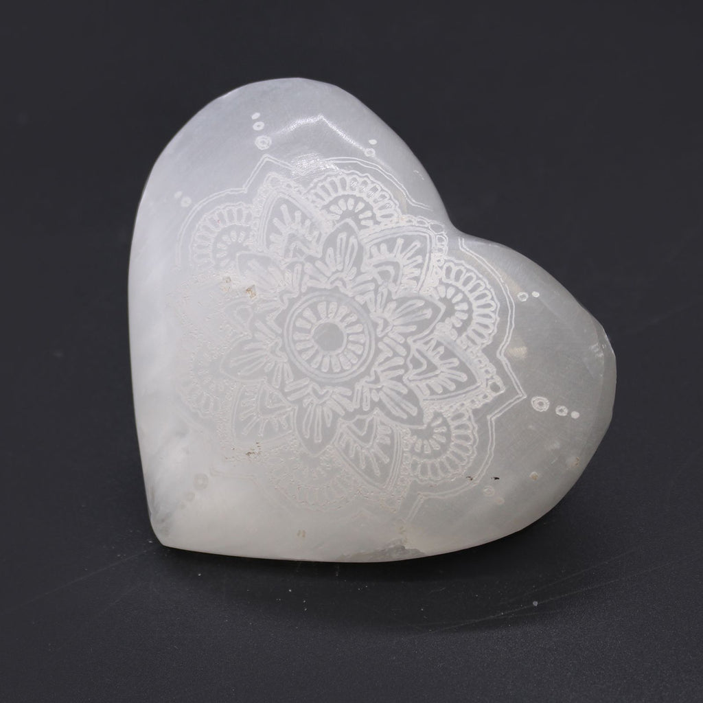 Cœur en sélénite gravé d’un mandala – 7 à 8 cm