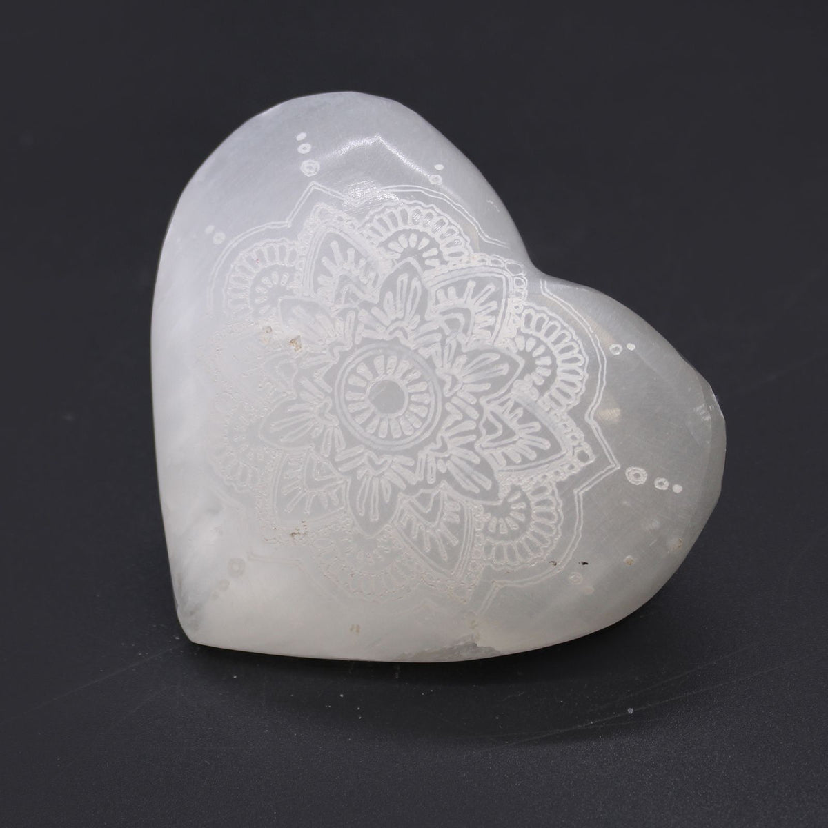Cœur en sélénite gravé d’un mandala – 7 à 8 cm