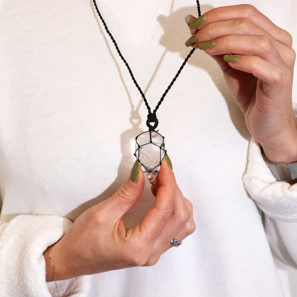 Pendentif goutte en cristal de roche avec cordon noué