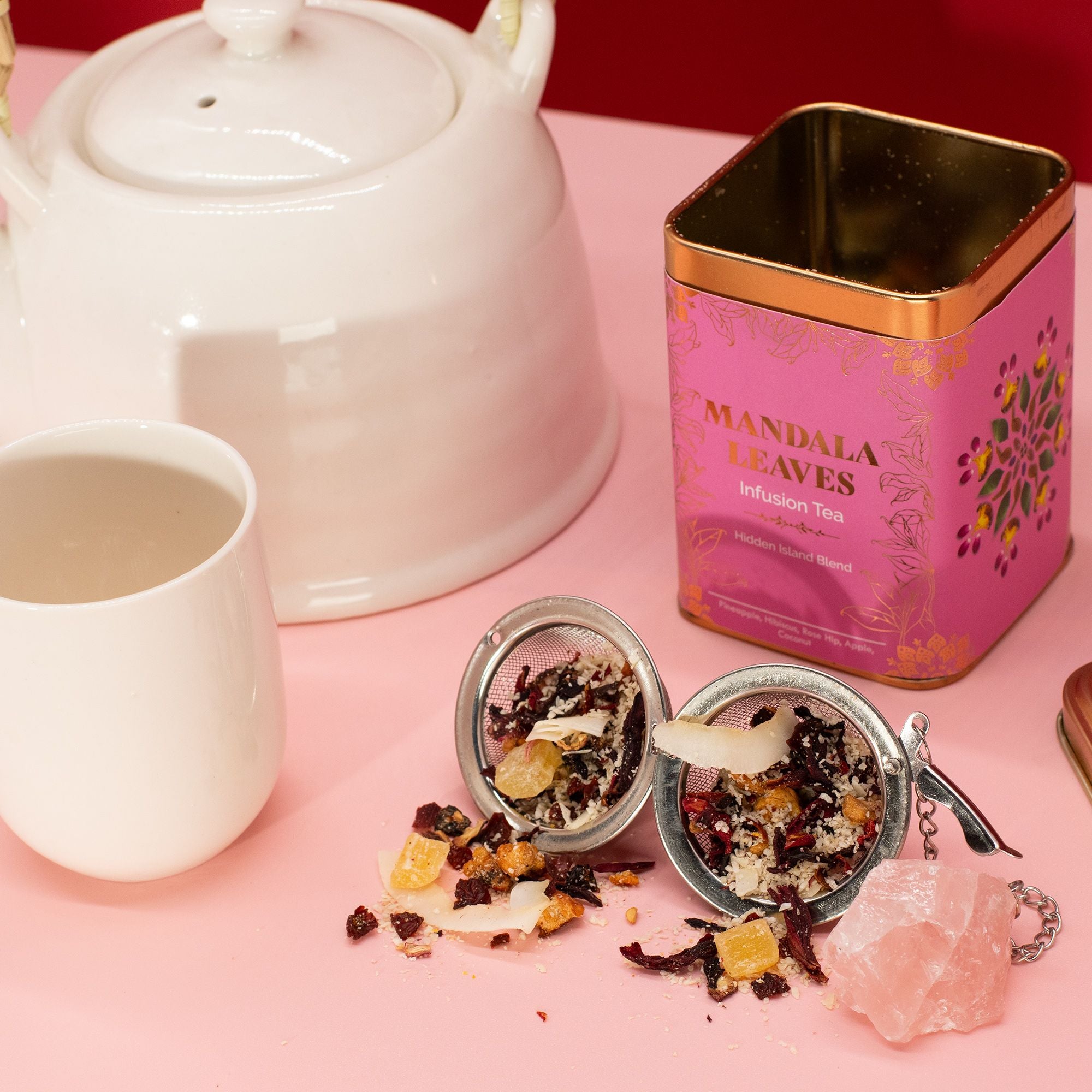 Thé Îles Cachées 50g – Infusion Ananas Noix de Coco Hibiscus | Boîte Métallique Tropicale