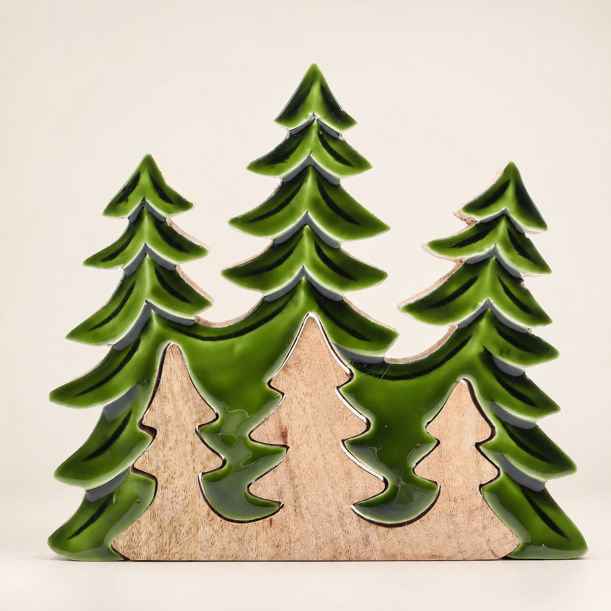 * Perdu dans la forêt – Décoration en bois 3D à trois sapins – 20 × 23 cm