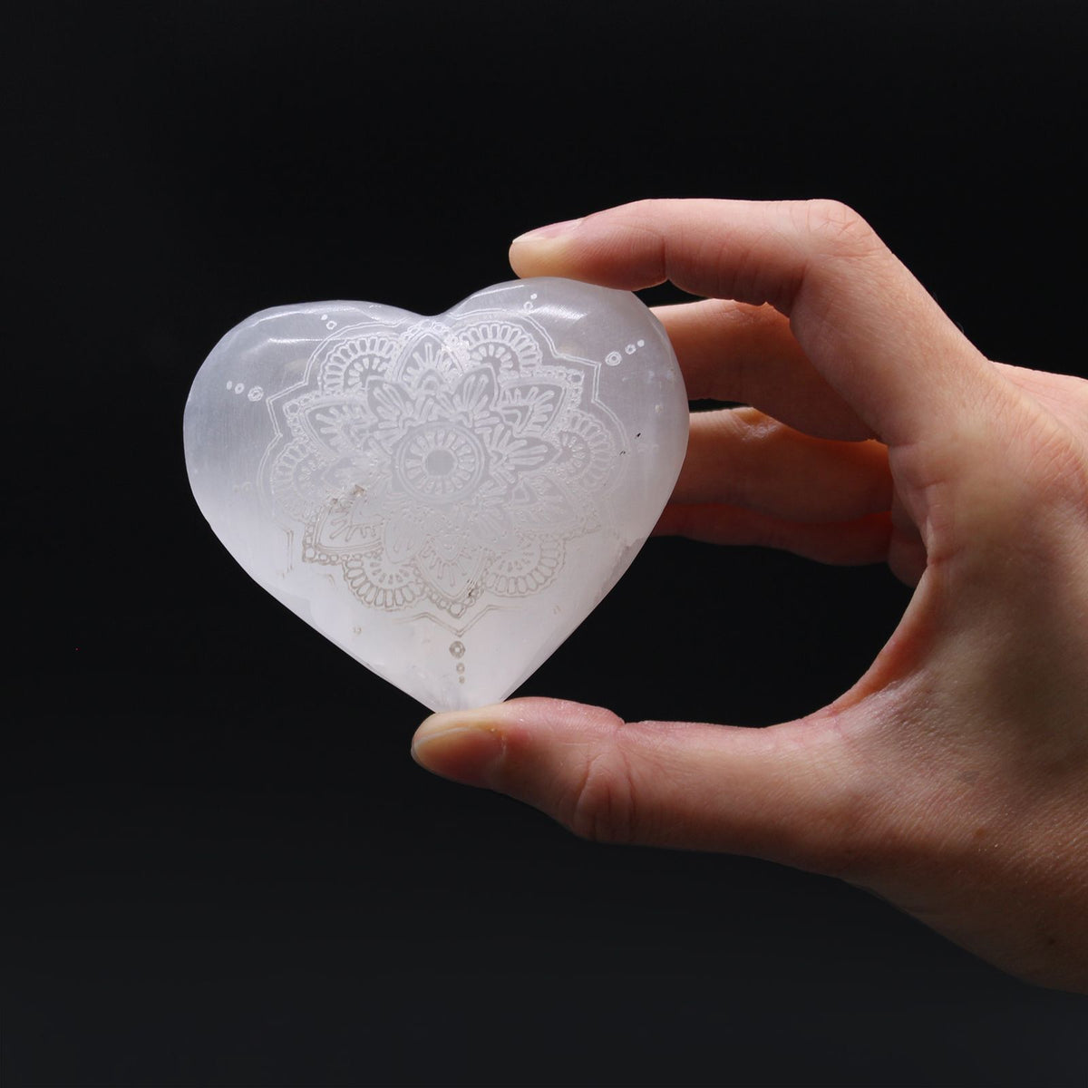Cœur en sélénite gravé d’un mandala – 7 à 8 cm