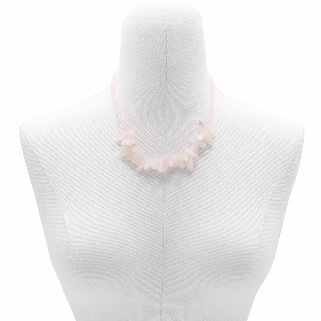 Collier en quartz rose avec pierre allongée et perles rondes