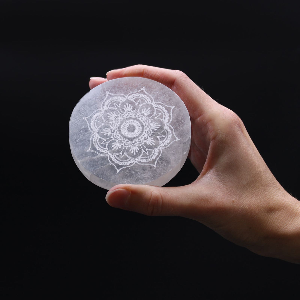 Petite plaque de rechargement en sélénite motif mandala, 8 cm