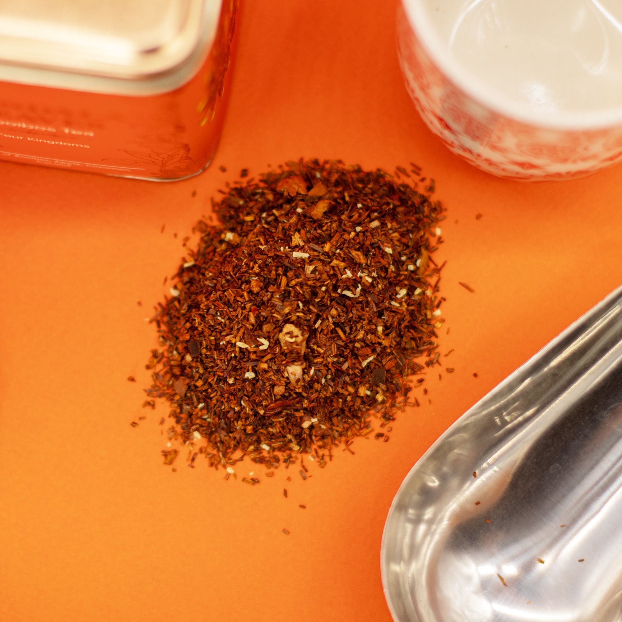 Quatre Royaumes 50g – Infusion Rooibos Pomme Cannelle Noix de Coco | Boîte Métallique