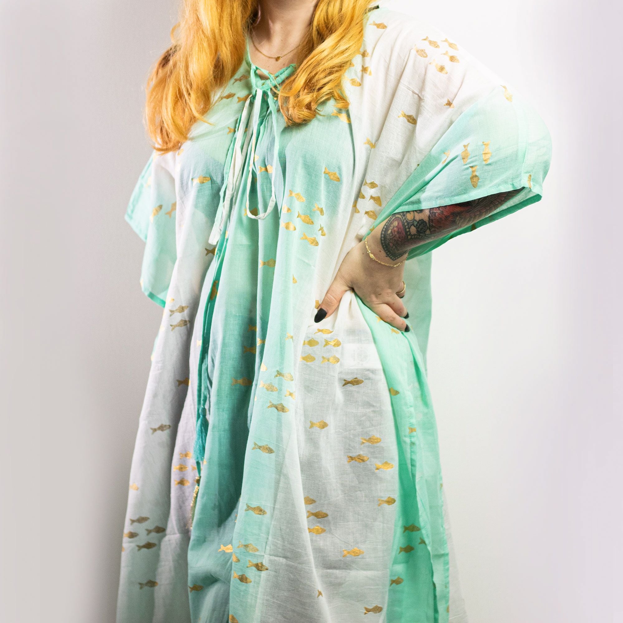 Kaftan Femme Blanc, Turquoise & Poisson Doré – Collection Nomad Sari Méditerranée