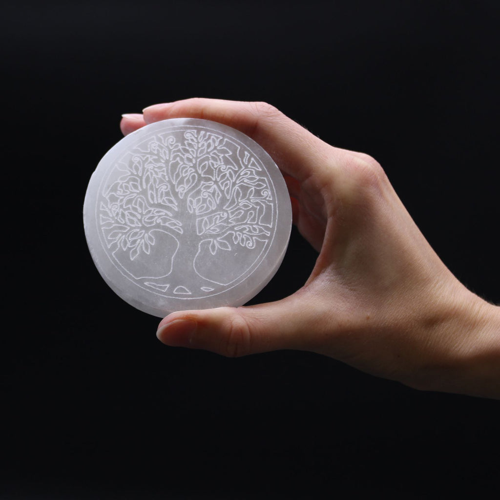 Petite plaque de rechargement en sélénite motif Arbre de vie, 8 cm
