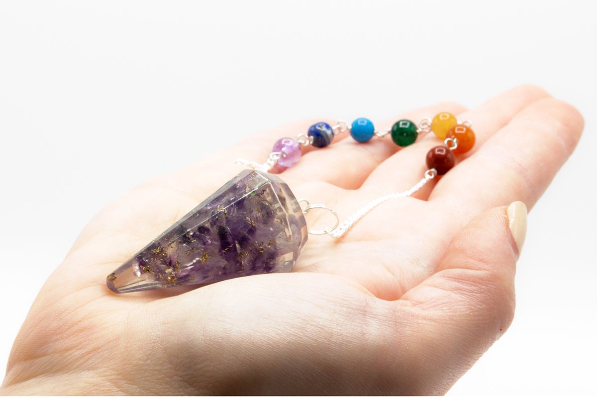 * Pendule chakra en orgonite avec améthyste