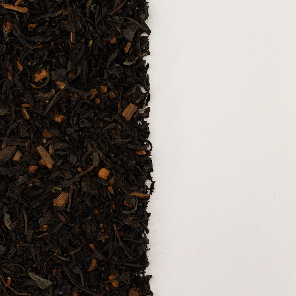 Thé Noir Bio à la Cannelle 50g – Mélange Artisanal Chaleureux & Réconfortant | Boîte Métallique