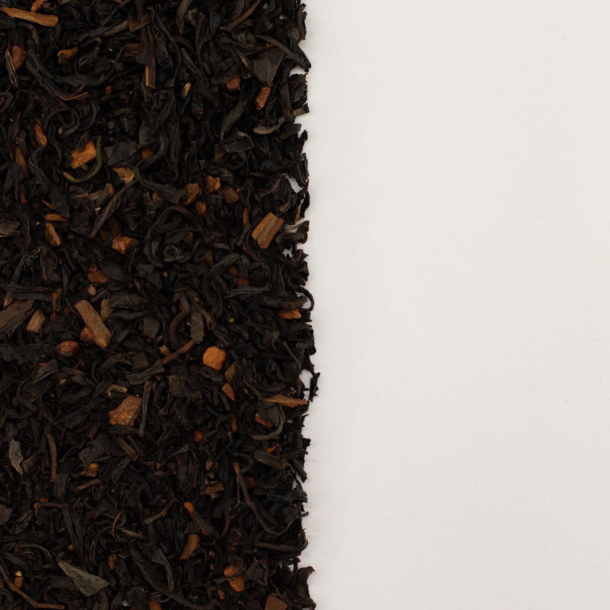 Thé Noir Bio à la Cannelle 50g – Mélange Artisanal Chaleureux & Réconfortant | Boîte Métallique