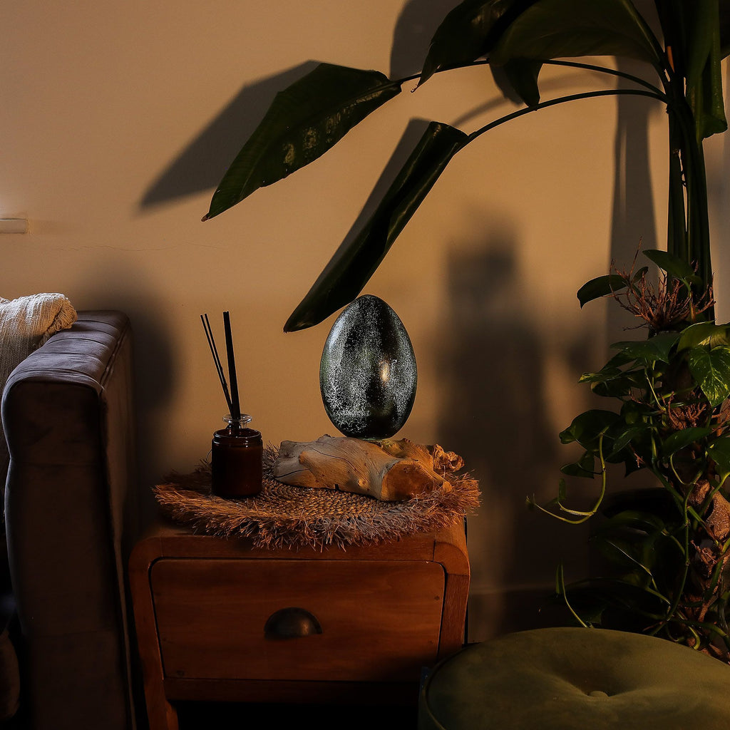 * Lampe DriftGlow Crackle Lava – Abat-jour œuf gris craquelé et pied en bois flotté