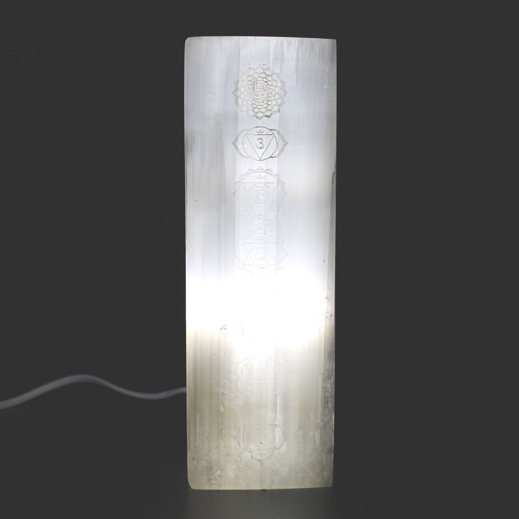 Lampe en bloc de sélénite – Chakras – 25 cm