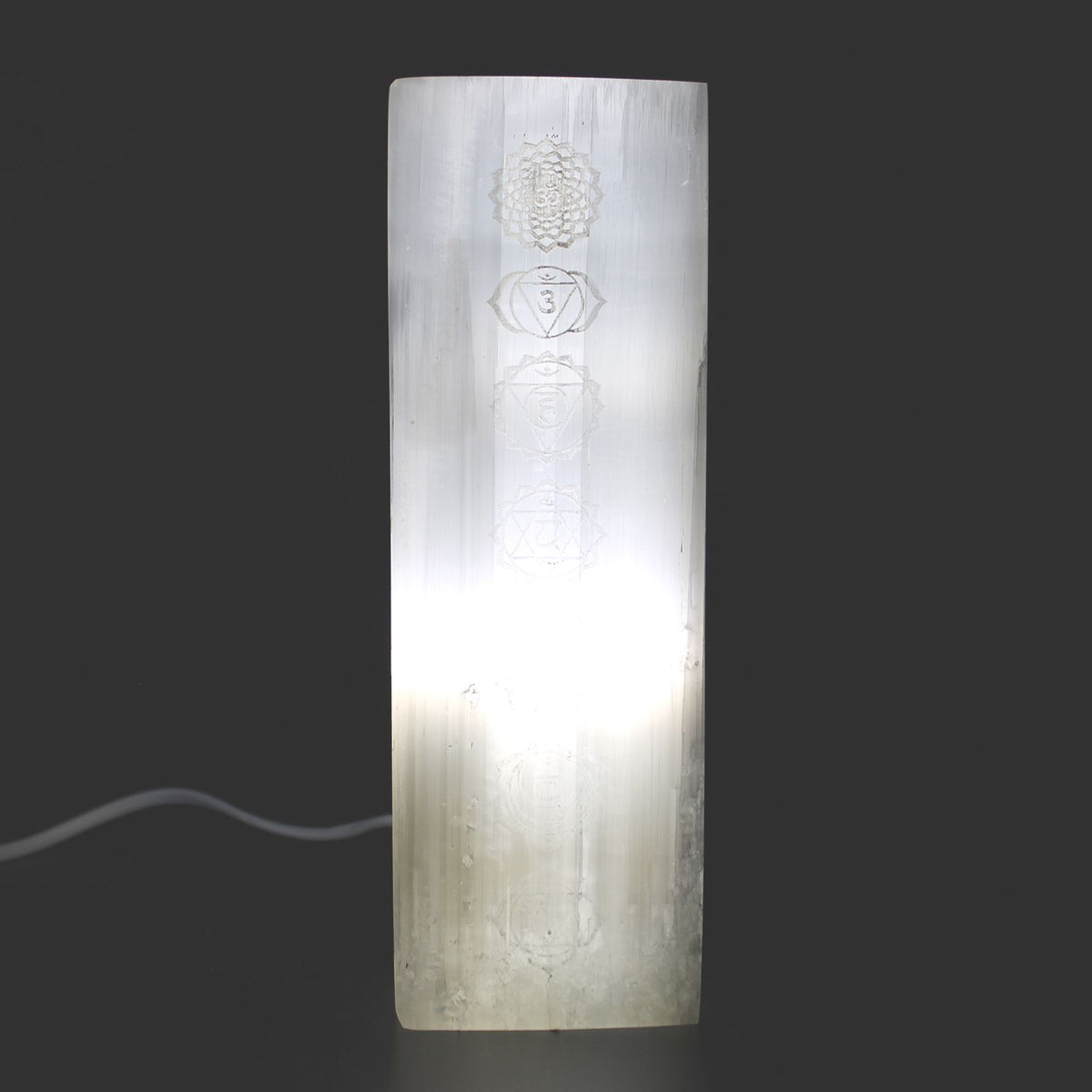 Lampe en bloc de sélénite – Chakras – 25 cm