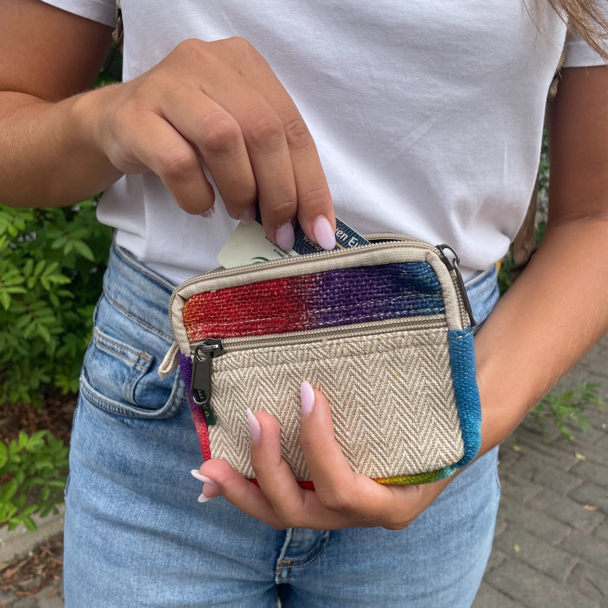 Pochette Carrée Tie-Dye en Chanvre – Teinture Artisanale | Fait Main Népal