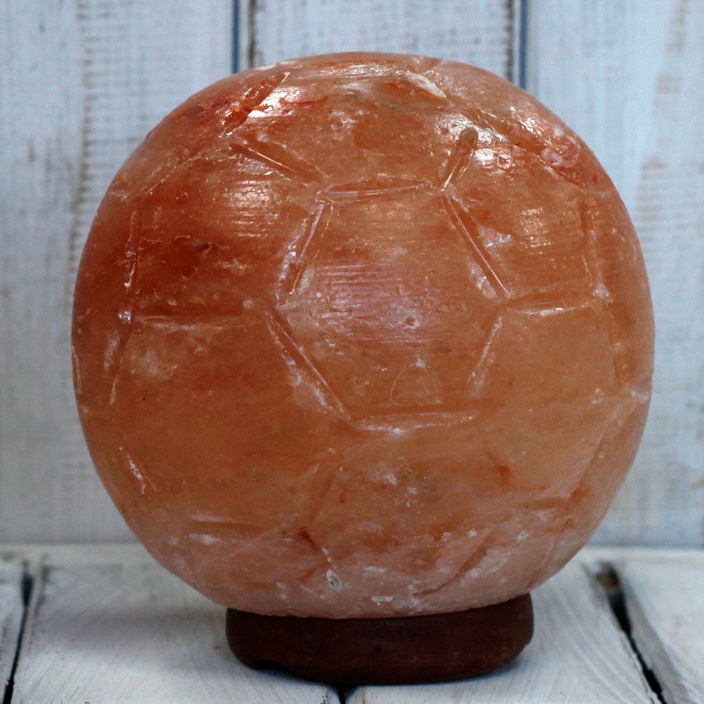 * Lampe en sel de l’Himalaya sculptée en ballon de football