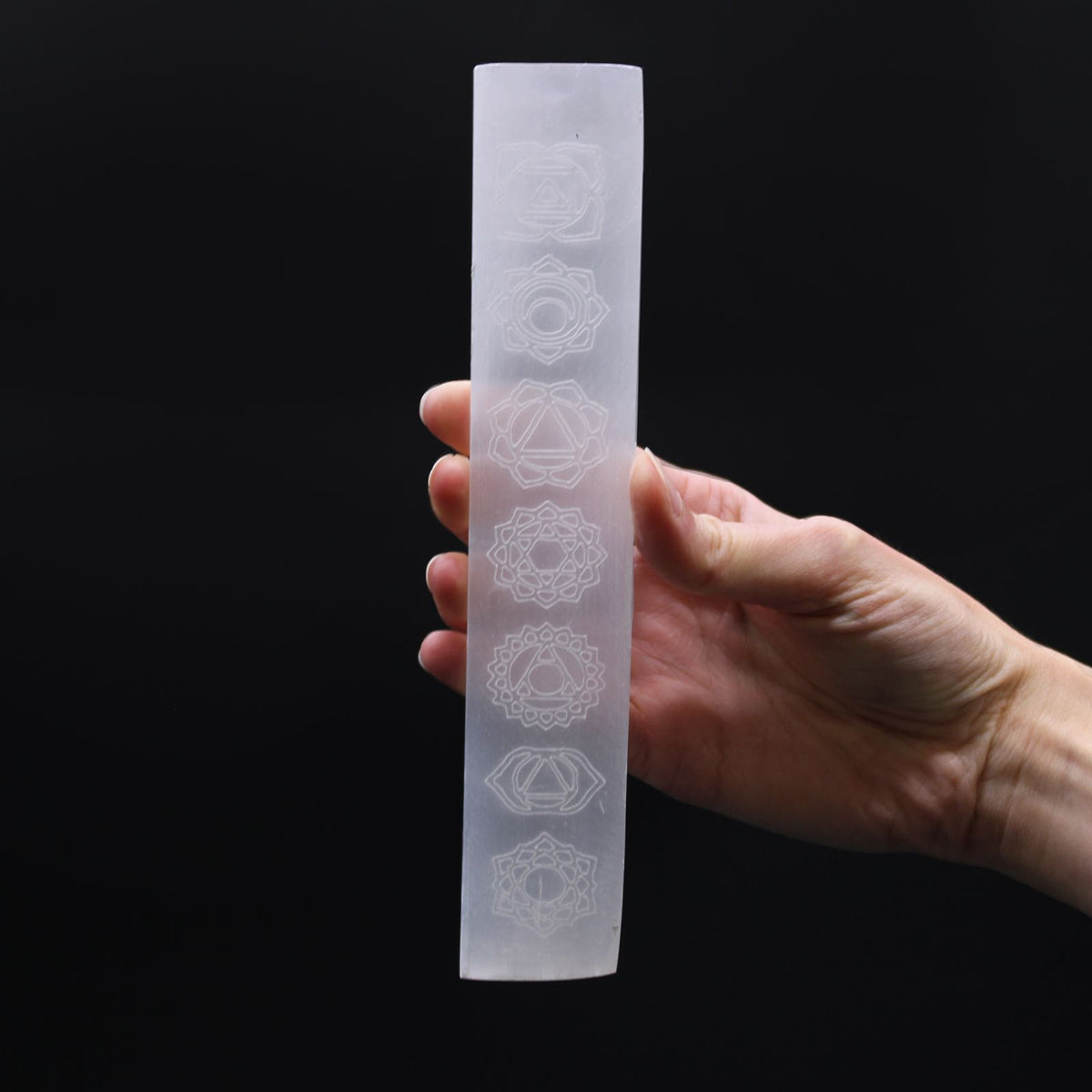 Plaque de rechargement plate en sélénite motif chakras, 20 cm