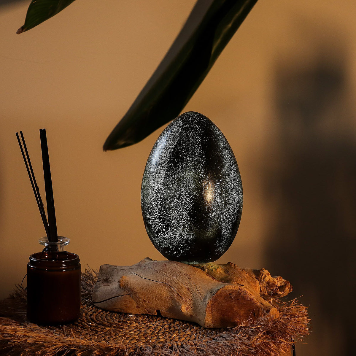 * Lampe DriftGlow Crackle Lava – Abat-jour œuf gris craquelé et pied en bois flotté
