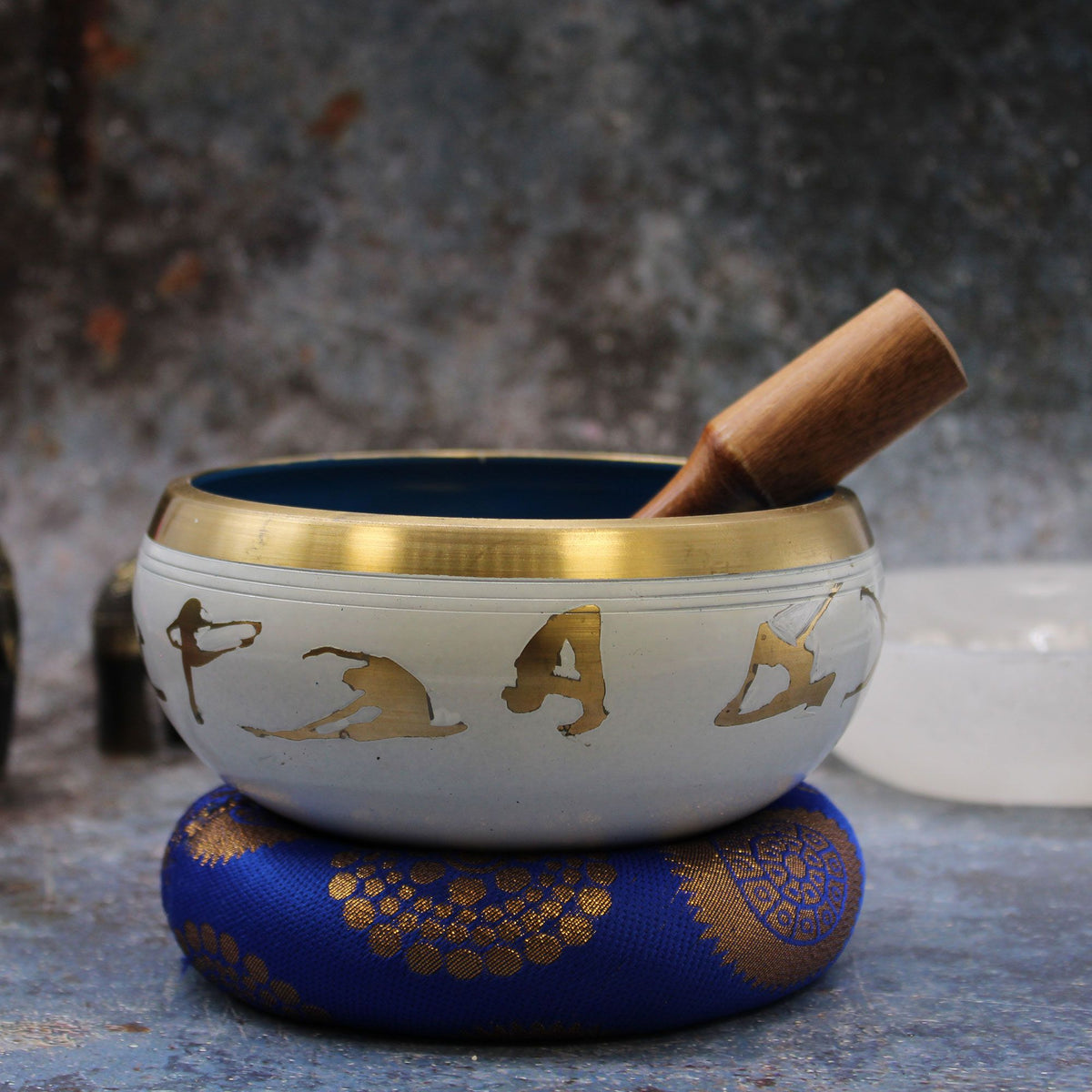 * Grand coffret de bol chantant blanc et bleu aux postures de yoga, 14 cm