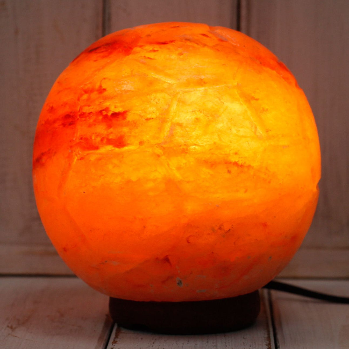 * Lampe en sel de l’Himalaya sculptée en ballon de football