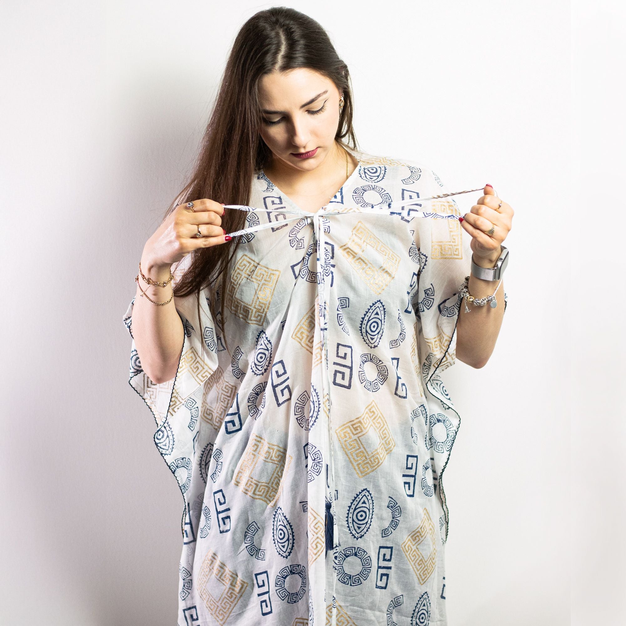 Kaftan Femme Motifs Grecs Or & Bleu Peint à la Main – Collection Nomad Sari Méditerranée