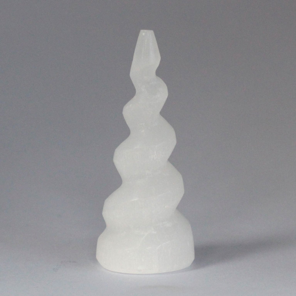 Tour en sélénite spiralée, corne de licorne – 10 cm