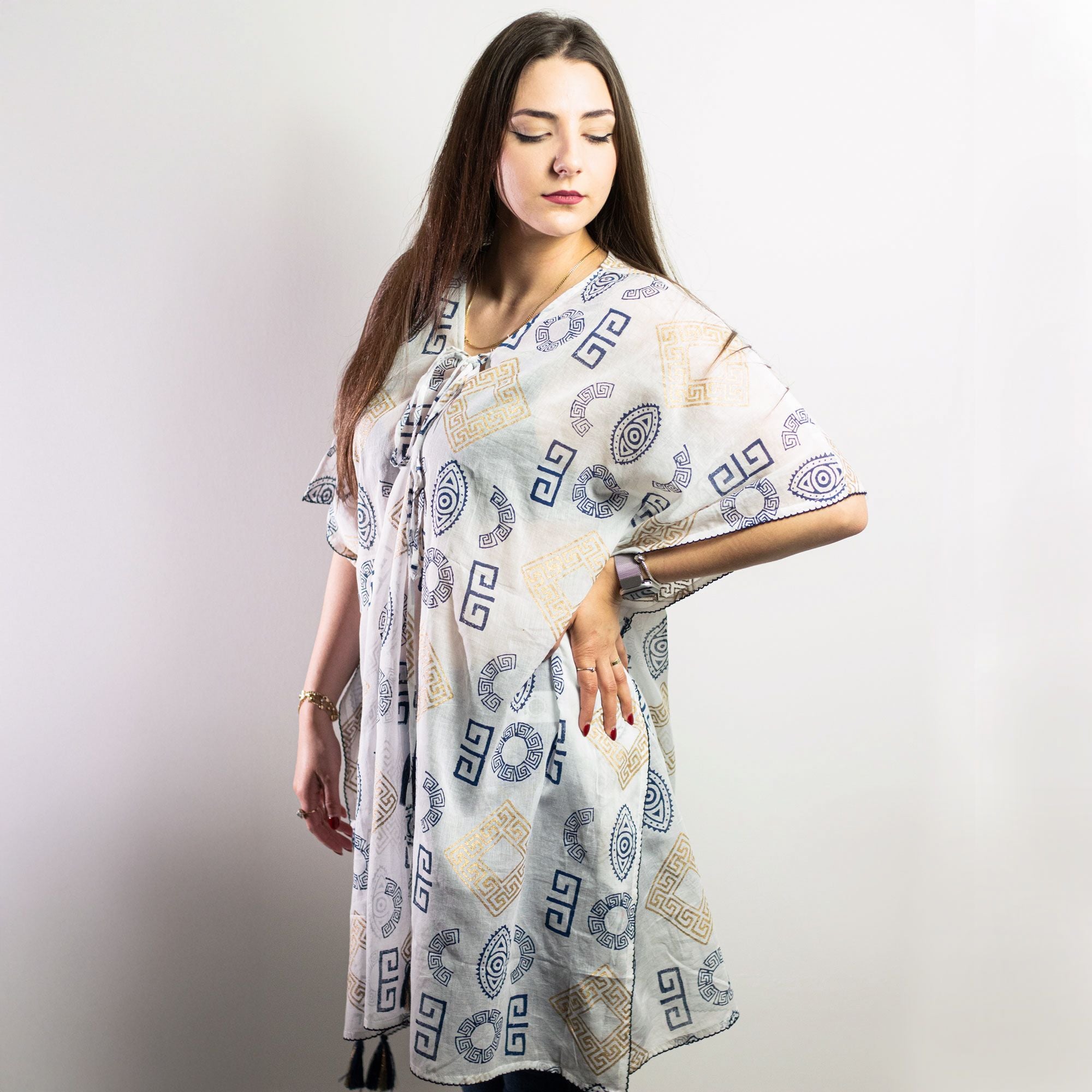Kaftan Femme Motifs Grecs Or & Bleu Peint à la Main – Collection Nomad Sari Méditerranée