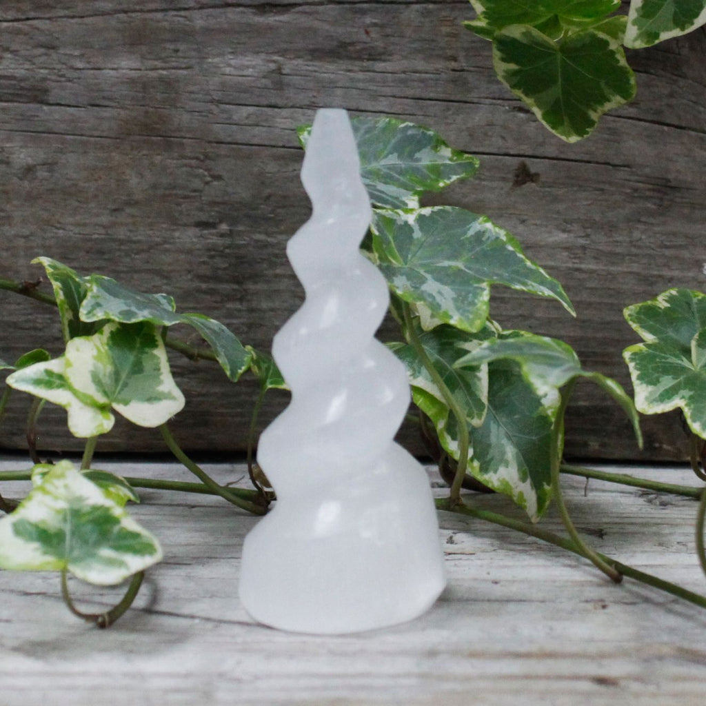 Tour en sélénite spiralée, corne de licorne – 10 cm